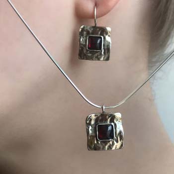 Серебряное колье с гранатом 01N858GR