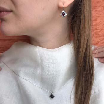 Серебряное колье с гранатом 01N1021GR