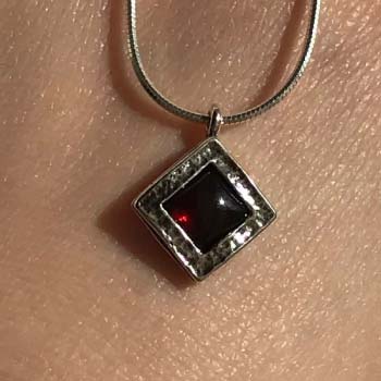 Серебряное колье с гранатом 01N1021GR
