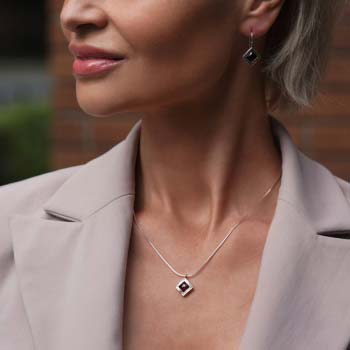 Серебряное колье с гранатом 01N1021GR