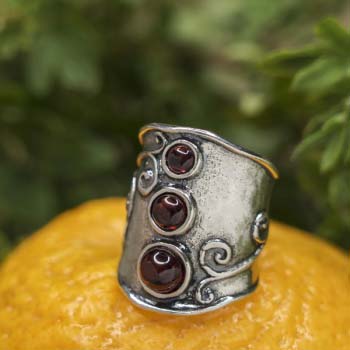 Серебряное кольцо с гранатом 01R1314GR